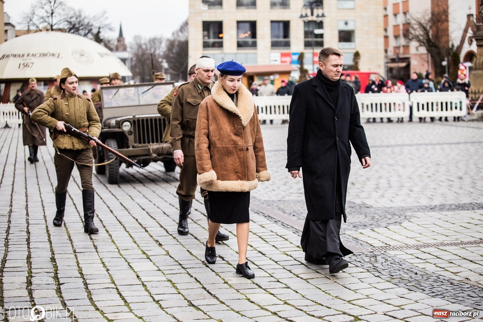 Zdjęcie w galerii na portalu naszraciborz.pl: Strzały na Rynku. Pokazano odbicie polskich więźniów z rąk Urzędu Bezpieczeństwa [WIDEO] wiadomości z regionu