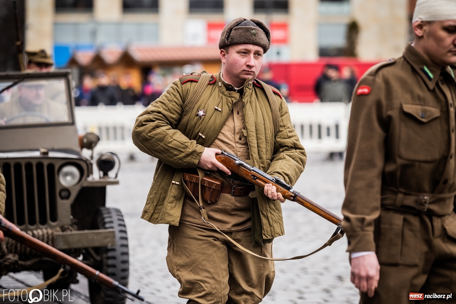 Zdjęcie w galerii na portalu naszraciborz.pl: Strzały na Rynku. Pokazano odbicie polskich więźniów z rąk Urzędu Bezpieczeństwa [WIDEO] wiadomości z regionu