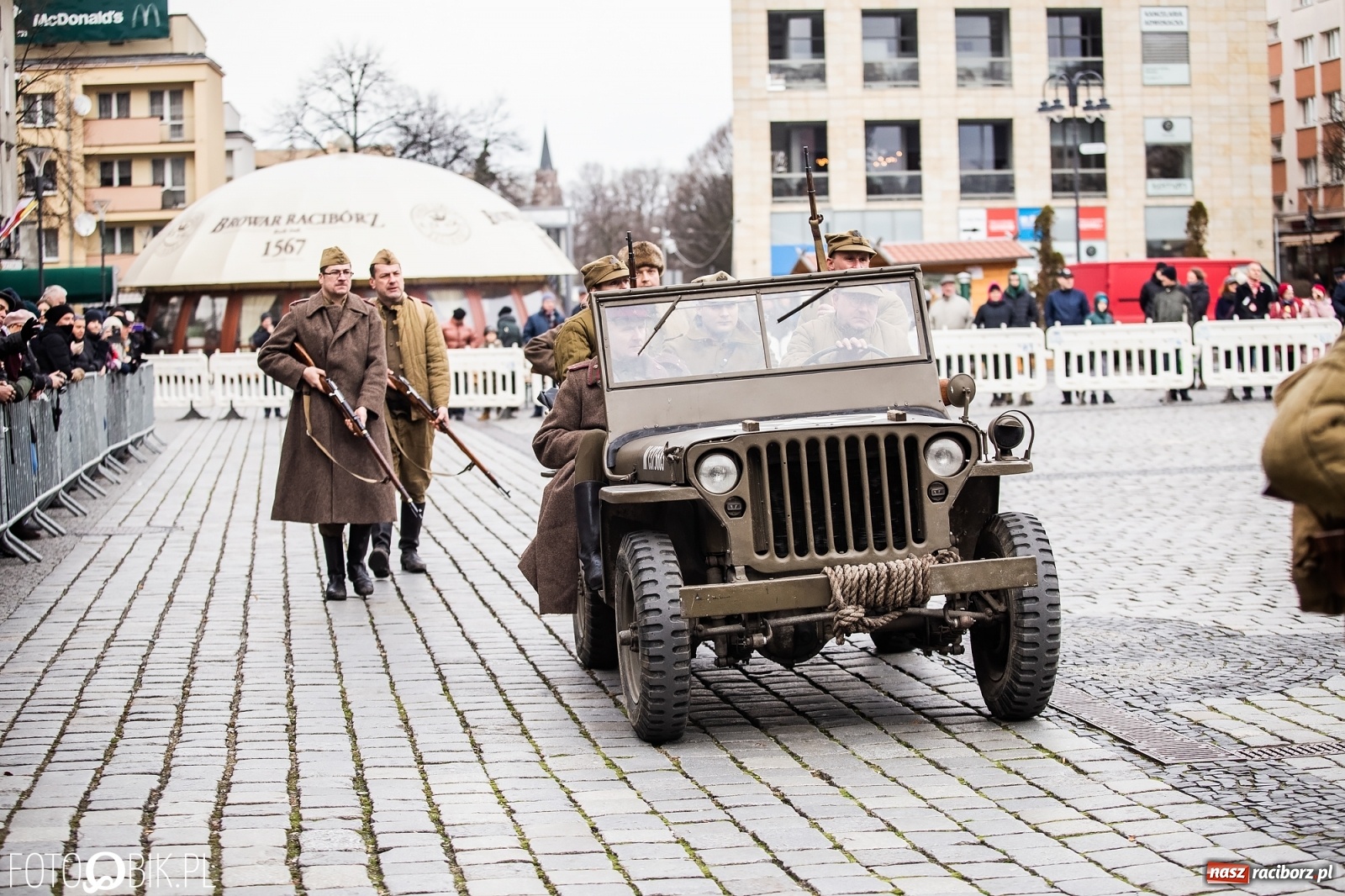 Zdjęcie w galerii na portalu naszraciborz.pl: Strzały na Rynku. Pokazano odbicie polskich więźniów z rąk Urzędu Bezpieczeństwa [WIDEO] wiadomości z regionu