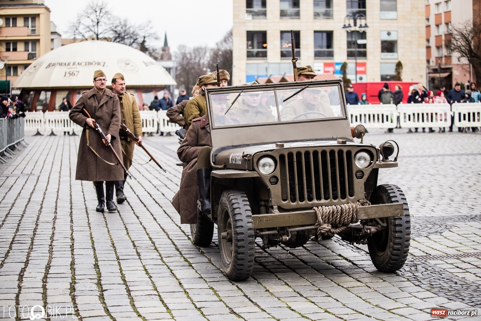 Zdjęcie w galerii na portalu naszraciborz.pl: Strzały na Rynku. Pokazano odbicie polskich więźniów z rąk Urzędu Bezpieczeństwa [WIDEO] wiadomości z regionu