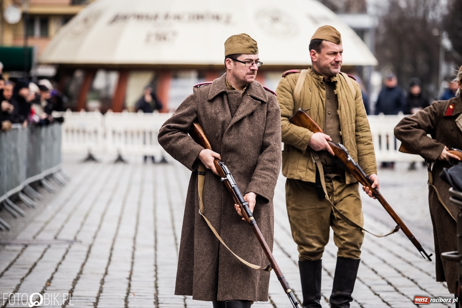 Zdjęcie w galerii na portalu naszraciborz.pl: Strzały na Rynku. Pokazano odbicie polskich więźniów z rąk Urzędu Bezpieczeństwa [WIDEO] wiadomości z regionu
