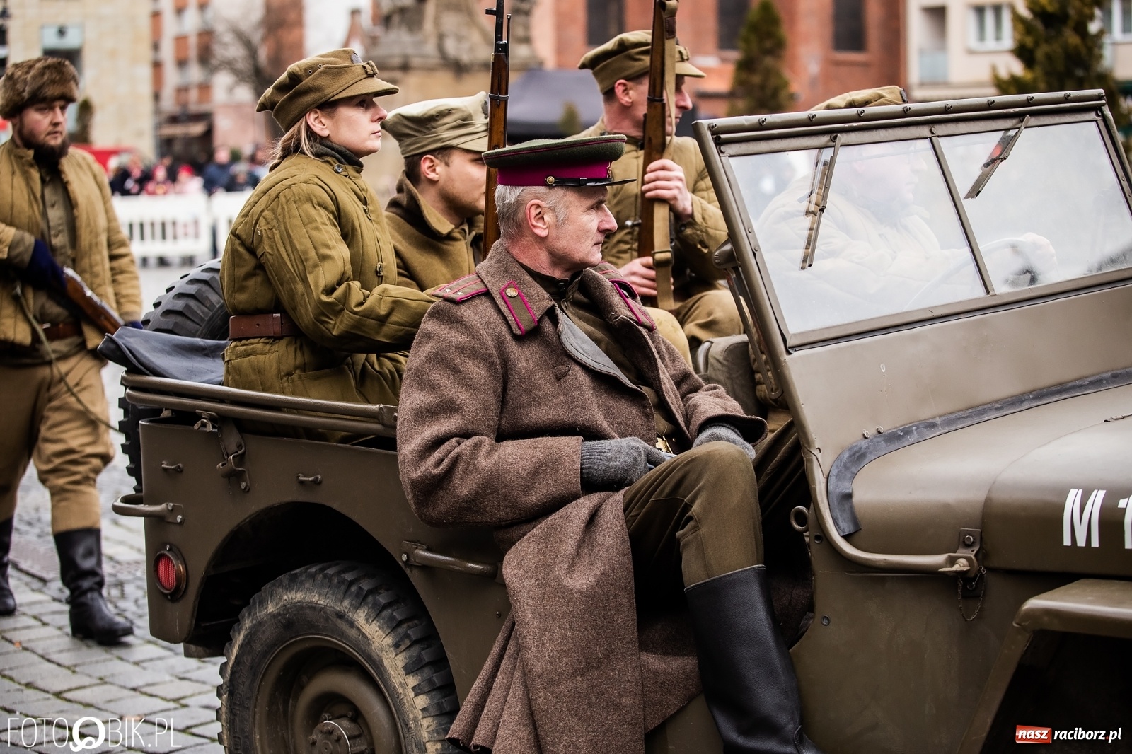 Zdjęcie w galerii na portalu naszraciborz.pl: Strzały na Rynku. Pokazano odbicie polskich więźniów z rąk Urzędu Bezpieczeństwa [WIDEO] wiadomości z regionu