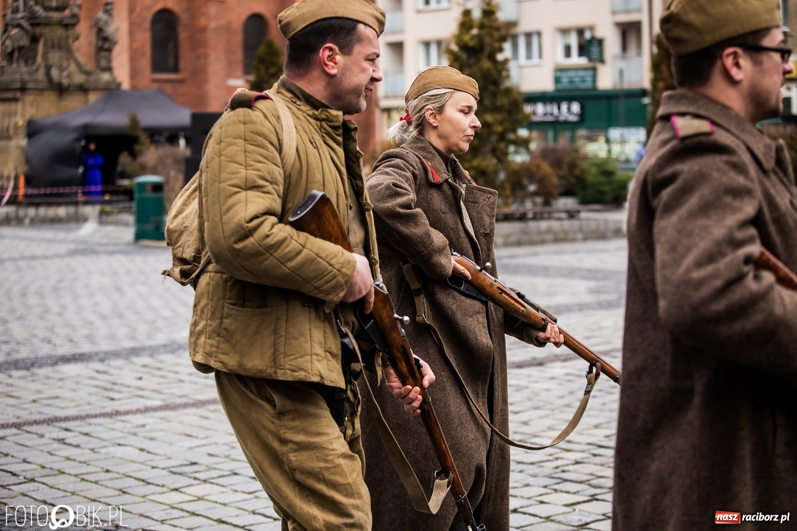 Zdjęcie w galerii na portalu naszraciborz.pl: Strzały na Rynku. Pokazano odbicie polskich więźniów z rąk Urzędu Bezpieczeństwa [WIDEO] wiadomości z regionu