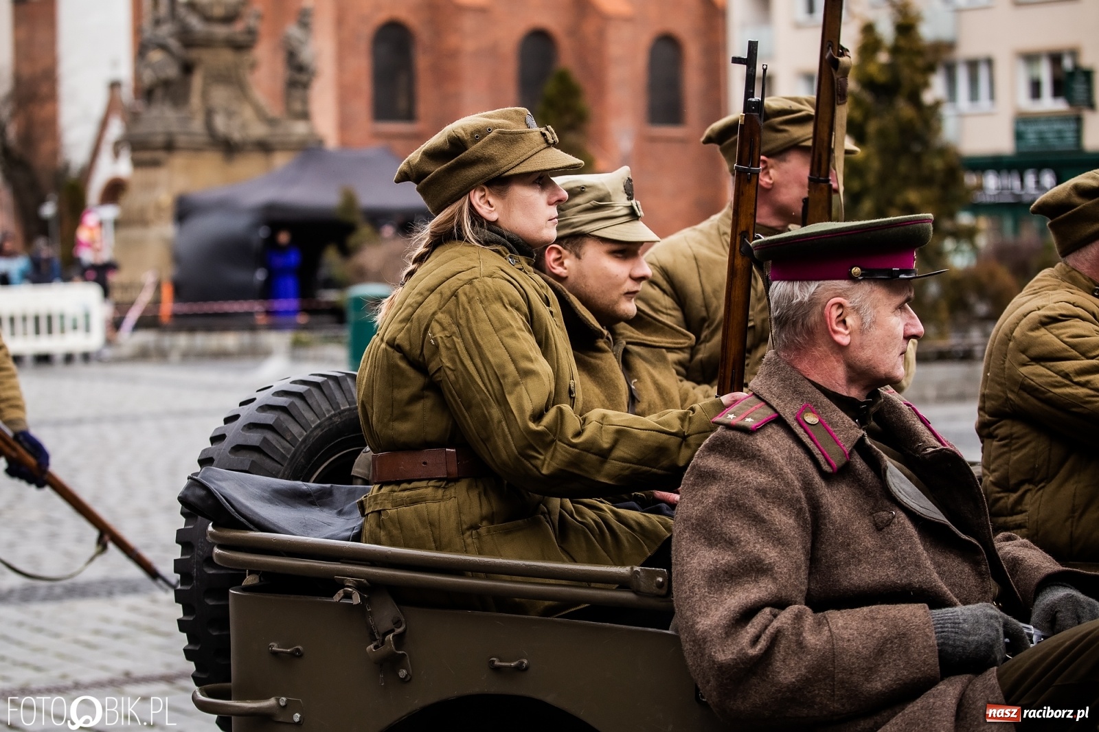 Zdjęcie w galerii na portalu naszraciborz.pl: Strzały na Rynku. Pokazano odbicie polskich więźniów z rąk Urzędu Bezpieczeństwa [WIDEO] wiadomości z regionu