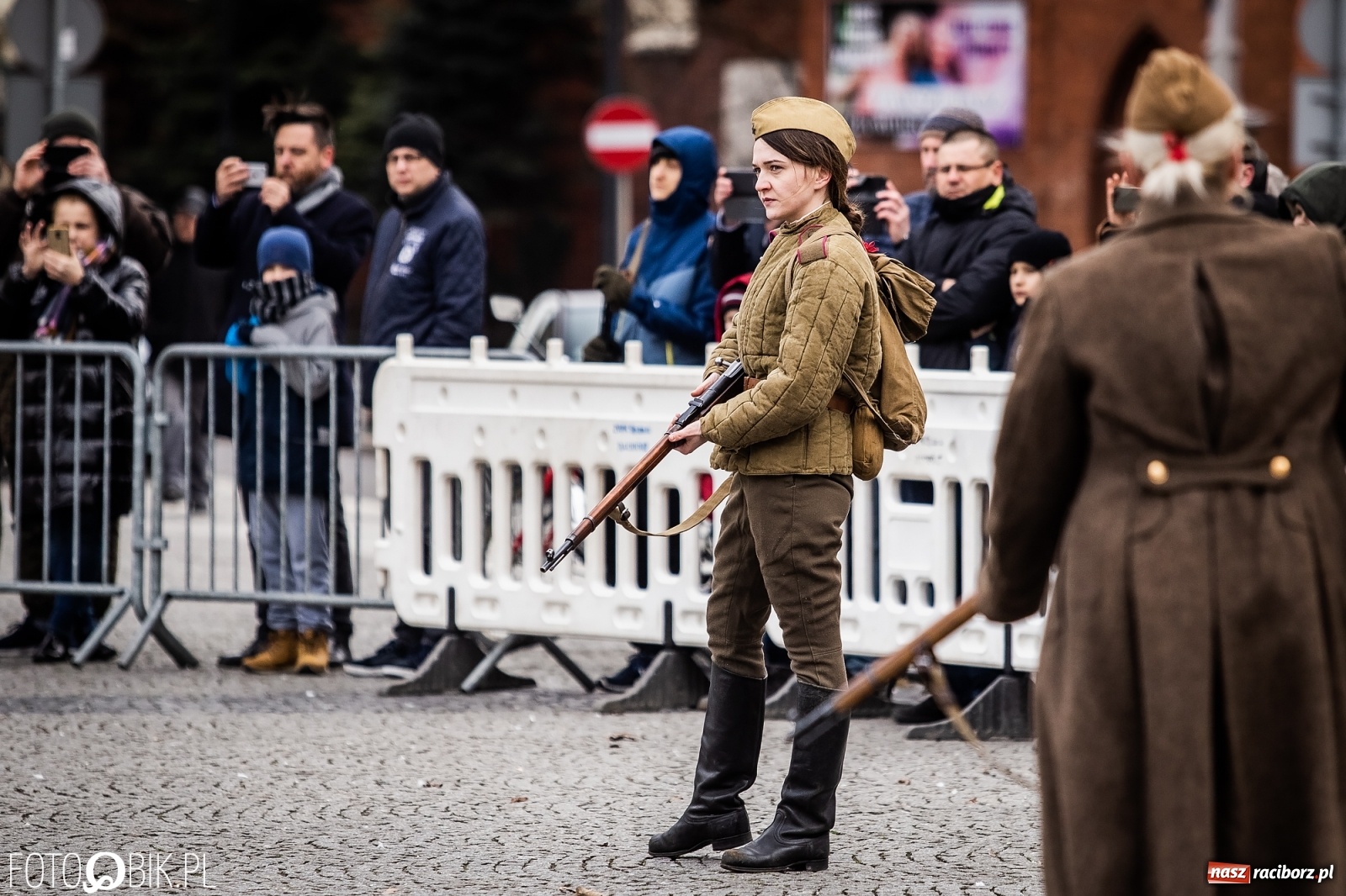 Zdjęcie w galerii na portalu naszraciborz.pl: Strzały na Rynku. Pokazano odbicie polskich więźniów z rąk Urzędu Bezpieczeństwa [WIDEO] wiadomości z regionu