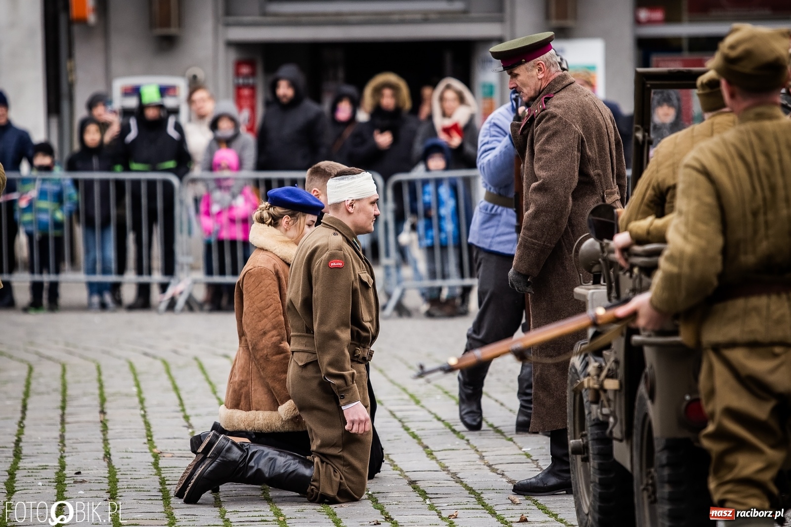 Zdjęcie w galerii na portalu naszraciborz.pl: Strzały na Rynku. Pokazano odbicie polskich więźniów z rąk Urzędu Bezpieczeństwa [WIDEO] wiadomości z regionu