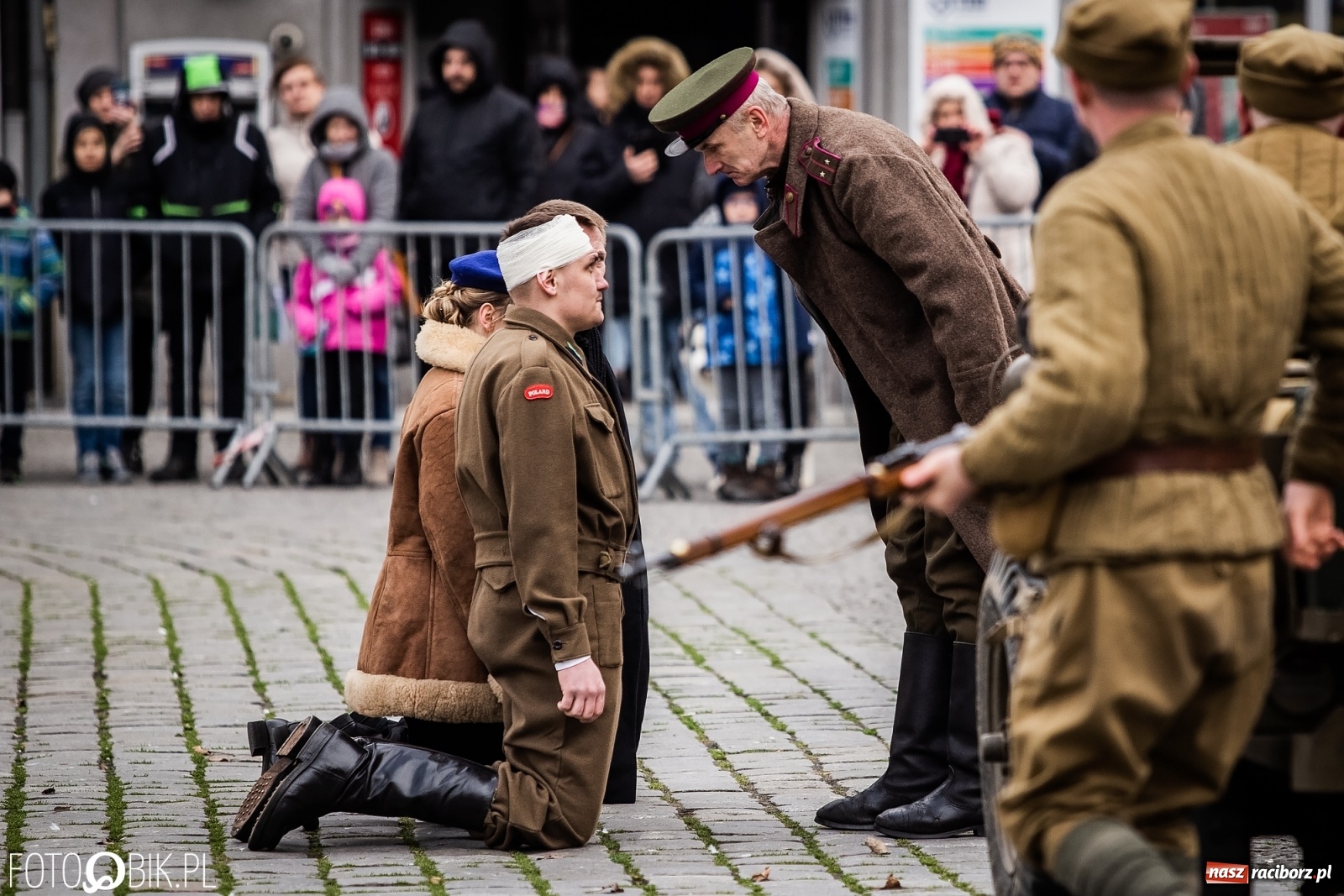 Zdjęcie w galerii na portalu naszraciborz.pl: Strzały na Rynku. Pokazano odbicie polskich więźniów z rąk Urzędu Bezpieczeństwa [WIDEO] wiadomości z regionu