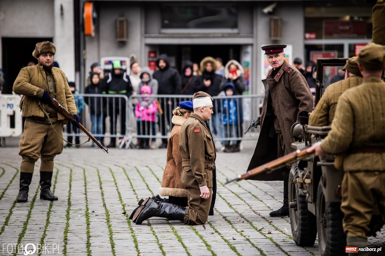 Zdjęcie w galerii na portalu naszraciborz.pl: Strzały na Rynku. Pokazano odbicie polskich więźniów z rąk Urzędu Bezpieczeństwa [WIDEO] wiadomości z regionu