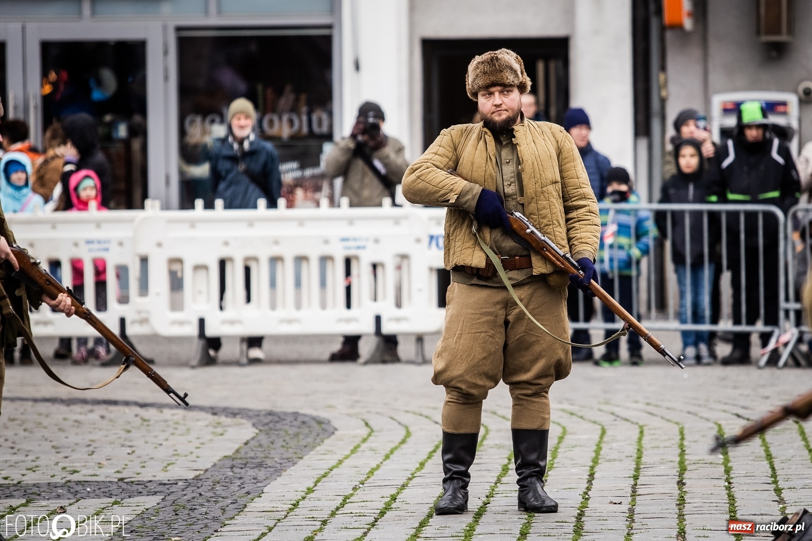Zdjęcie w galerii na portalu naszraciborz.pl: Strzały na Rynku. Pokazano odbicie polskich więźniów z rąk Urzędu Bezpieczeństwa [WIDEO] wiadomości z regionu