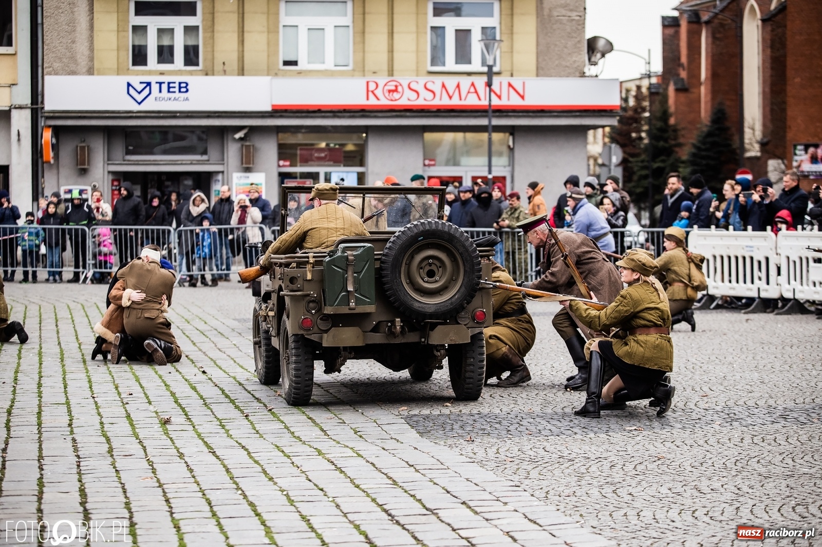 Zdjęcie w galerii na portalu naszraciborz.pl: Strzały na Rynku. Pokazano odbicie polskich więźniów z rąk Urzędu Bezpieczeństwa [WIDEO] wiadomości z regionu