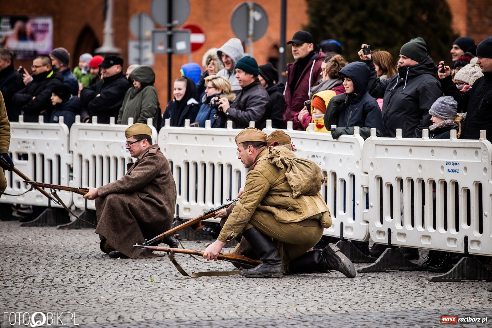 Zdjęcie w galerii na portalu naszraciborz.pl: Strzały na Rynku. Pokazano odbicie polskich więźniów z rąk Urzędu Bezpieczeństwa [WIDEO] wiadomości z regionu