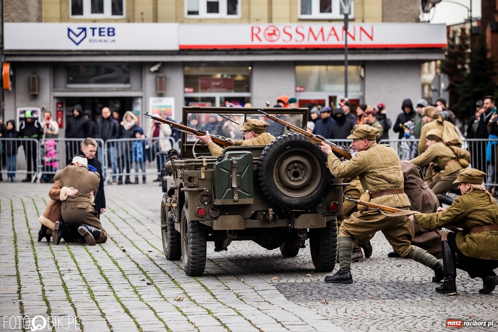 Zdjęcie w galerii na portalu naszraciborz.pl: Strzały na Rynku. Pokazano odbicie polskich więźniów z rąk Urzędu Bezpieczeństwa [WIDEO] wiadomości z regionu