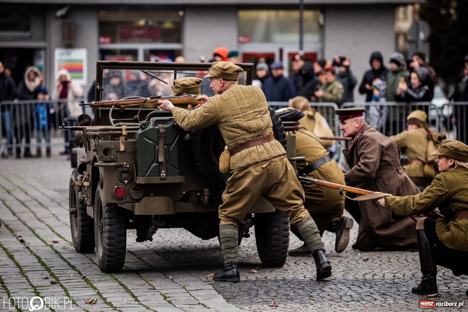 Zdjęcie w galerii na portalu naszraciborz.pl: Strzały na Rynku. Pokazano odbicie polskich więźniów z rąk Urzędu Bezpieczeństwa [WIDEO] wiadomości z regionu