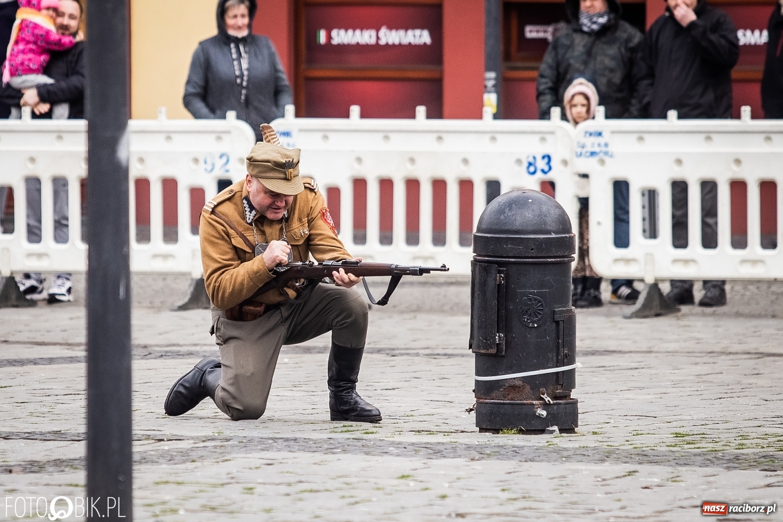 Zdjęcie w galerii na portalu naszraciborz.pl: Strzały na Rynku. Pokazano odbicie polskich więźniów z rąk Urzędu Bezpieczeństwa [WIDEO] wiadomości z regionu