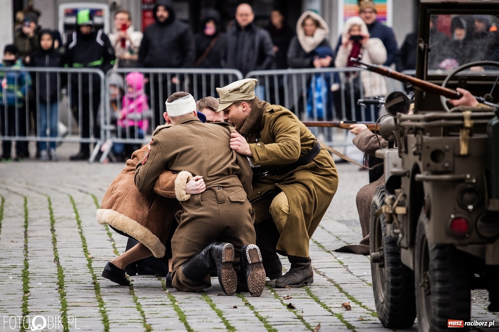 Zdjęcie w galerii na portalu naszraciborz.pl: Strzały na Rynku. Pokazano odbicie polskich więźniów z rąk Urzędu Bezpieczeństwa [WIDEO] wiadomości z regionu