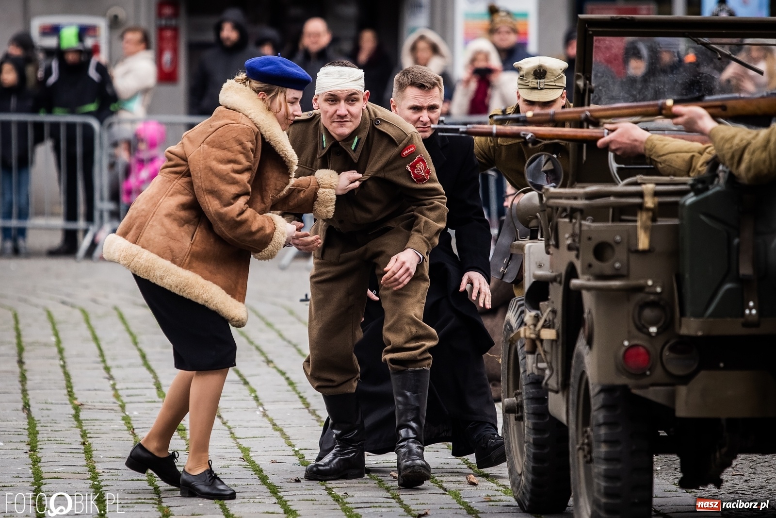 Zdjęcie w galerii na portalu naszraciborz.pl: Strzały na Rynku. Pokazano odbicie polskich więźniów z rąk Urzędu Bezpieczeństwa [WIDEO] wiadomości z regionu
