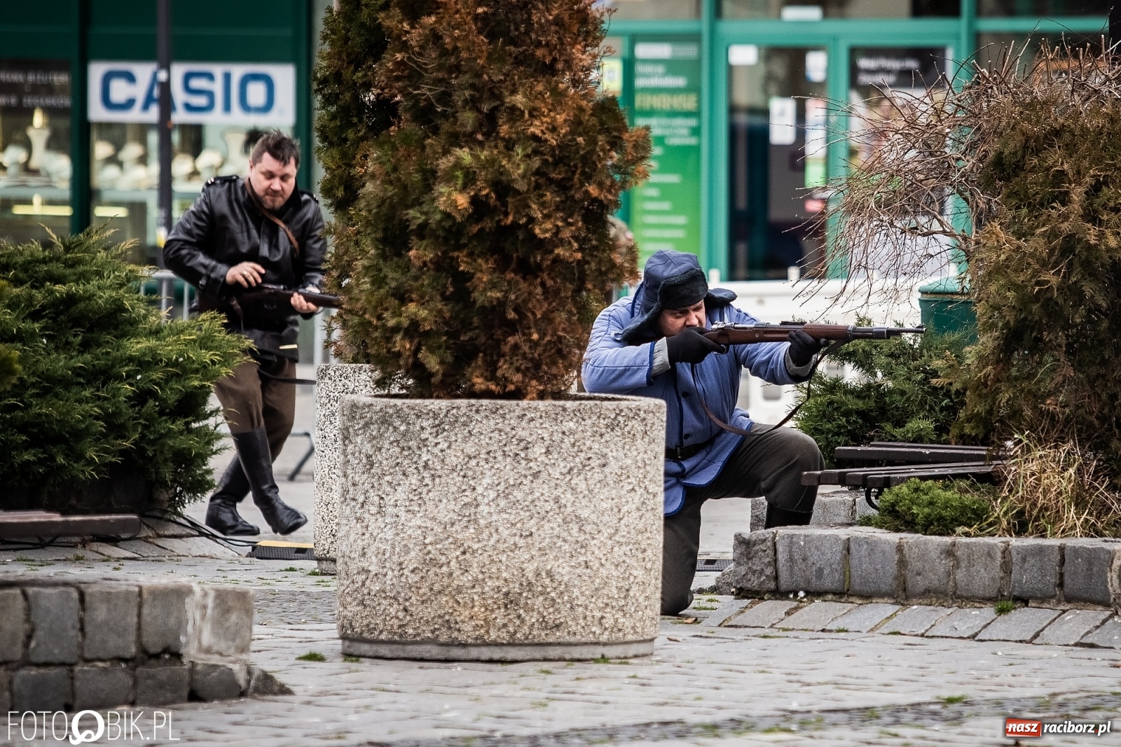 Zdjęcie w galerii na portalu naszraciborz.pl: Strzały na Rynku. Pokazano odbicie polskich więźniów z rąk Urzędu Bezpieczeństwa [WIDEO] wiadomości z regionu
