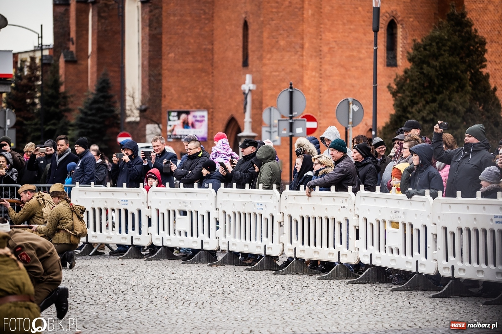 Zdjęcie w galerii na portalu naszraciborz.pl: Strzały na Rynku. Pokazano odbicie polskich więźniów z rąk Urzędu Bezpieczeństwa [WIDEO] wiadomości z regionu