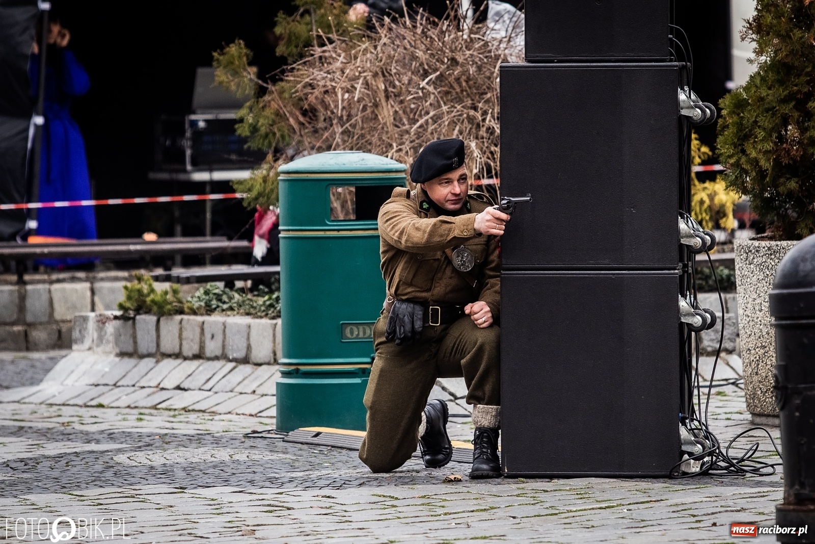 Zdjęcie w galerii na portalu naszraciborz.pl: Strzały na Rynku. Pokazano odbicie polskich więźniów z rąk Urzędu Bezpieczeństwa [WIDEO] wiadomości z regionu