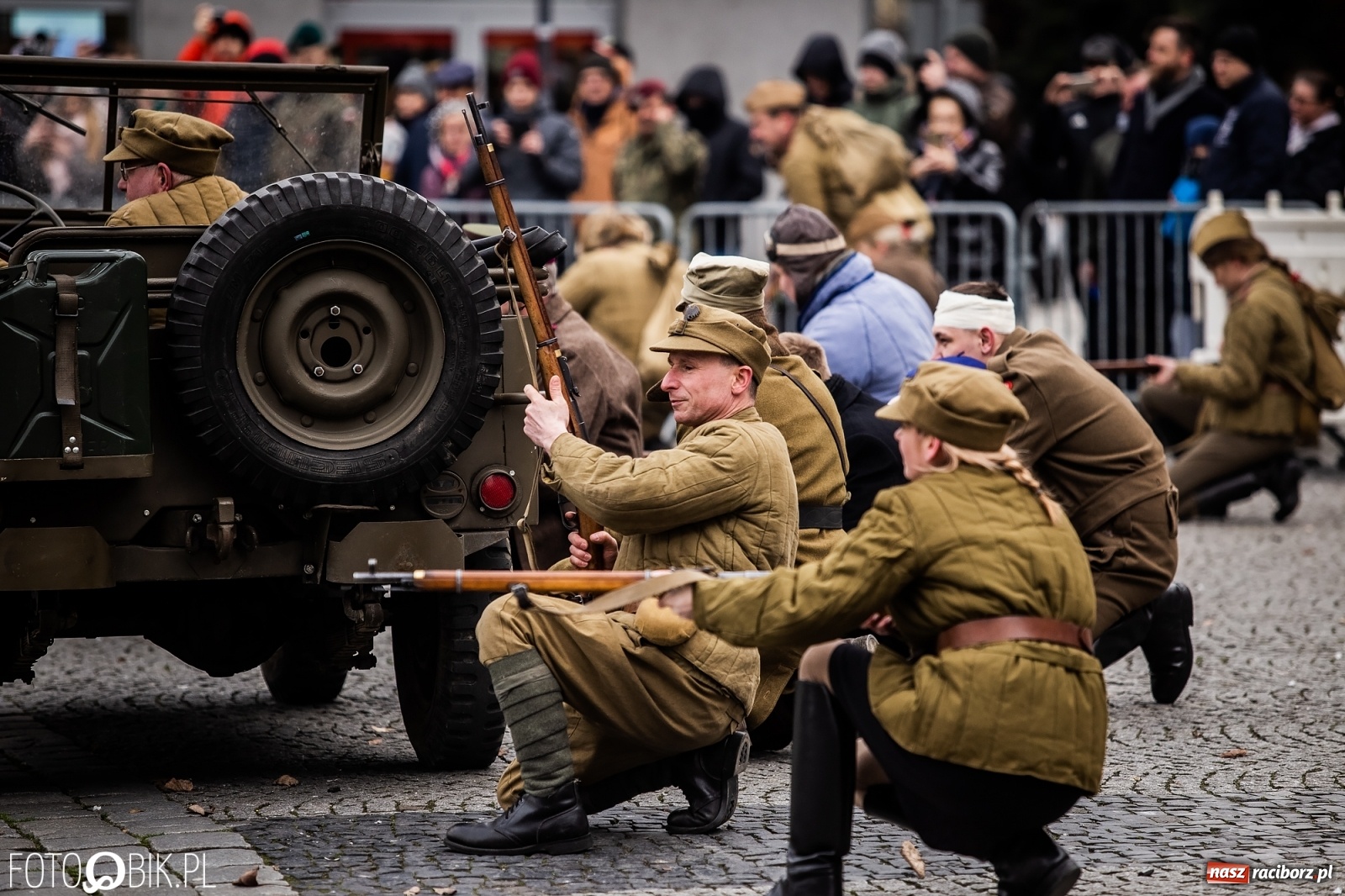 Zdjęcie w galerii na portalu naszraciborz.pl: Strzały na Rynku. Pokazano odbicie polskich więźniów z rąk Urzędu Bezpieczeństwa [WIDEO] wiadomości z regionu