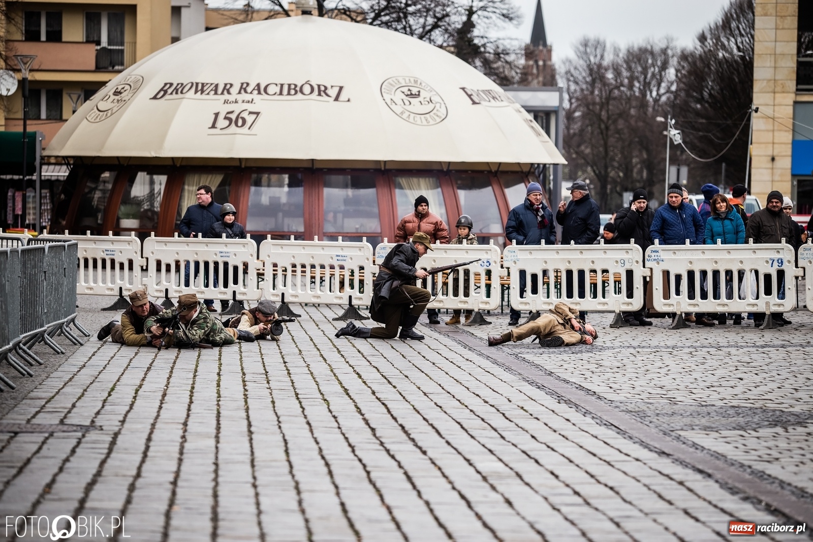 Zdjęcie w galerii na portalu naszraciborz.pl: Strzały na Rynku. Pokazano odbicie polskich więźniów z rąk Urzędu Bezpieczeństwa [WIDEO] wiadomości z regionu