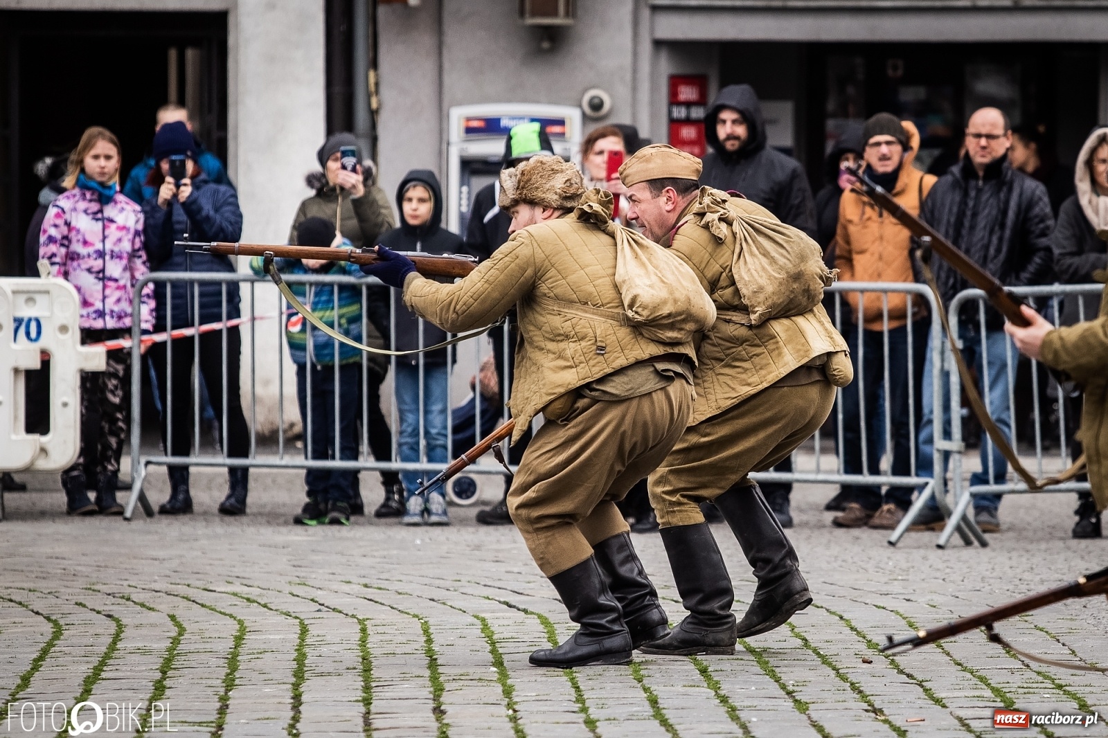 Zdjęcie w galerii na portalu naszraciborz.pl: Strzały na Rynku. Pokazano odbicie polskich więźniów z rąk Urzędu Bezpieczeństwa [WIDEO] wiadomości z regionu