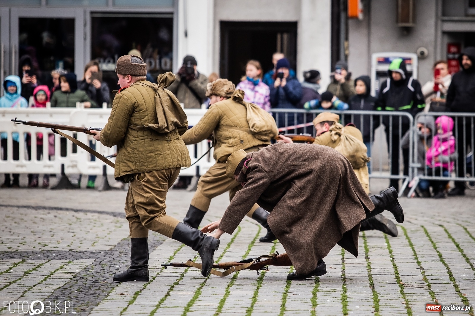 Zdjęcie w galerii na portalu naszraciborz.pl: Strzały na Rynku. Pokazano odbicie polskich więźniów z rąk Urzędu Bezpieczeństwa [WIDEO] wiadomości z regionu