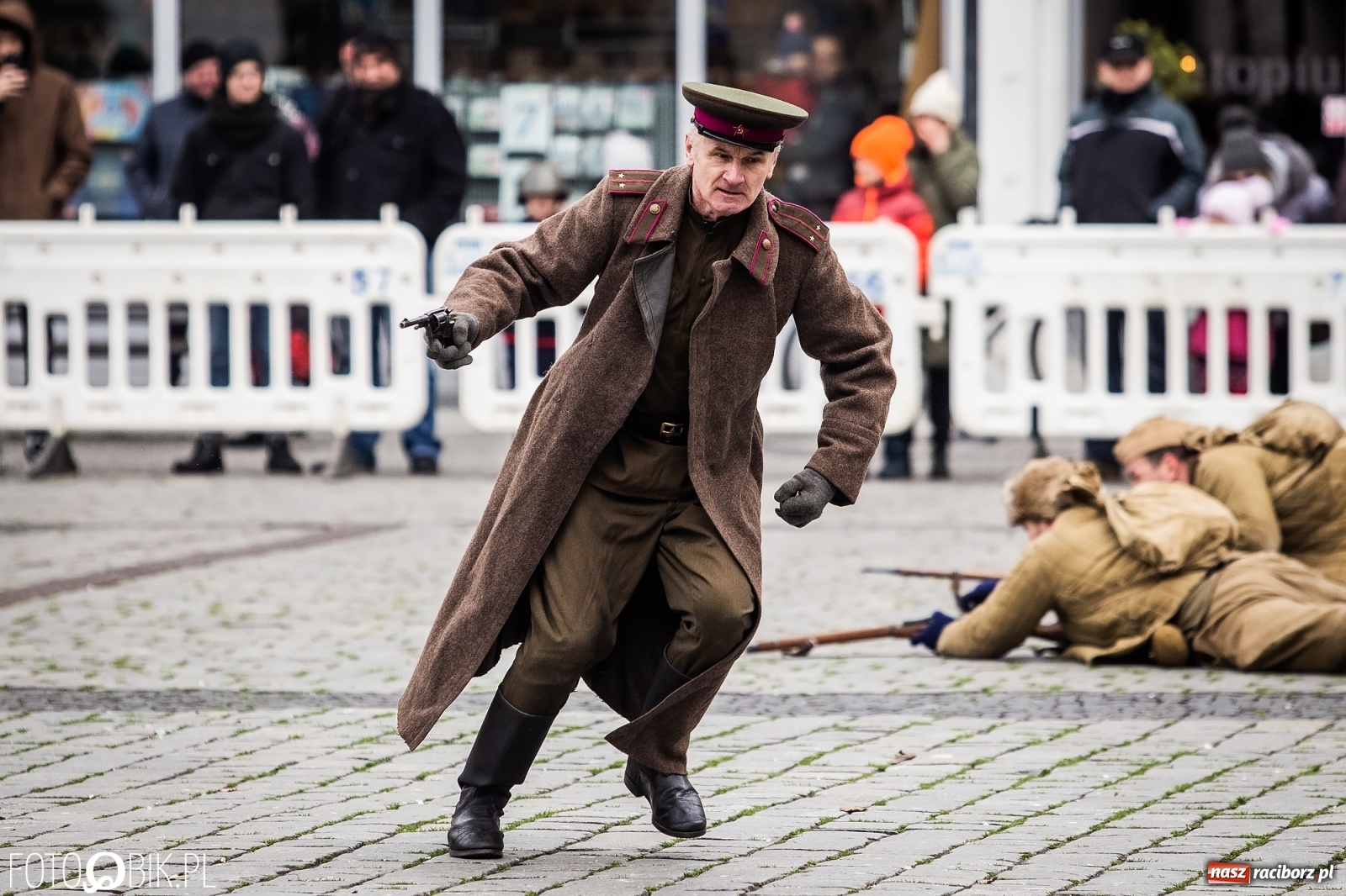 Zdjęcie w galerii na portalu naszraciborz.pl: Strzały na Rynku. Pokazano odbicie polskich więźniów z rąk Urzędu Bezpieczeństwa [WIDEO] wiadomości z regionu