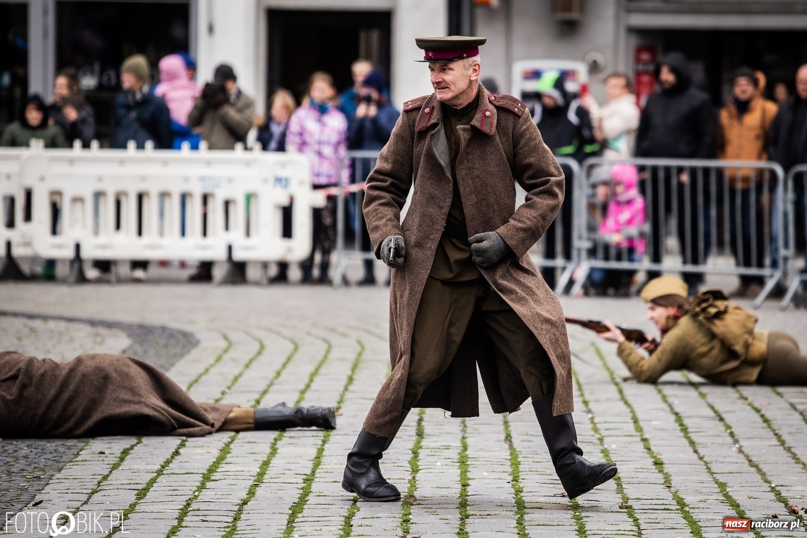 Zdjęcie w galerii na portalu naszraciborz.pl: Strzały na Rynku. Pokazano odbicie polskich więźniów z rąk Urzędu Bezpieczeństwa [WIDEO] wiadomości z regionu