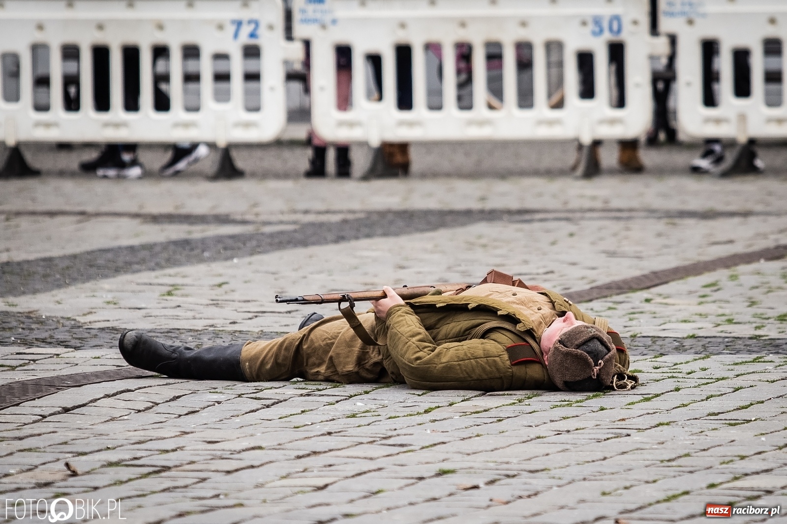 Zdjęcie w galerii na portalu naszraciborz.pl: Strzały na Rynku. Pokazano odbicie polskich więźniów z rąk Urzędu Bezpieczeństwa [WIDEO] wiadomości z regionu