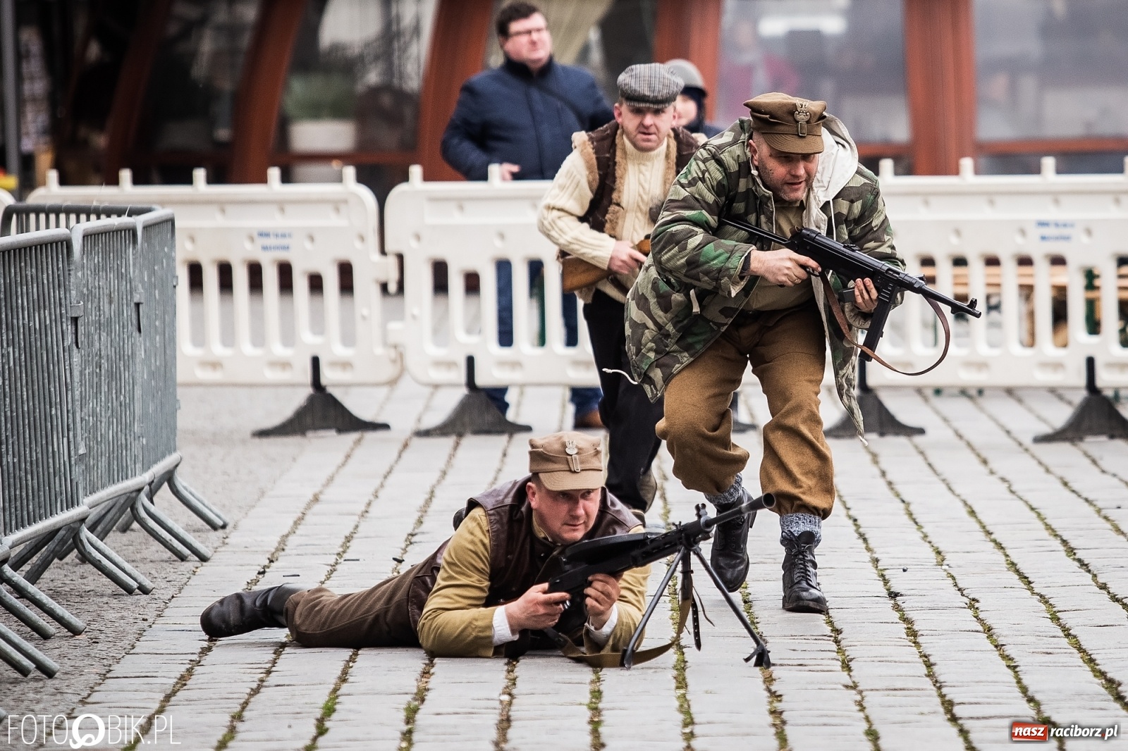 Zdjęcie w galerii na portalu naszraciborz.pl: Strzały na Rynku. Pokazano odbicie polskich więźniów z rąk Urzędu Bezpieczeństwa [WIDEO] wiadomości z regionu