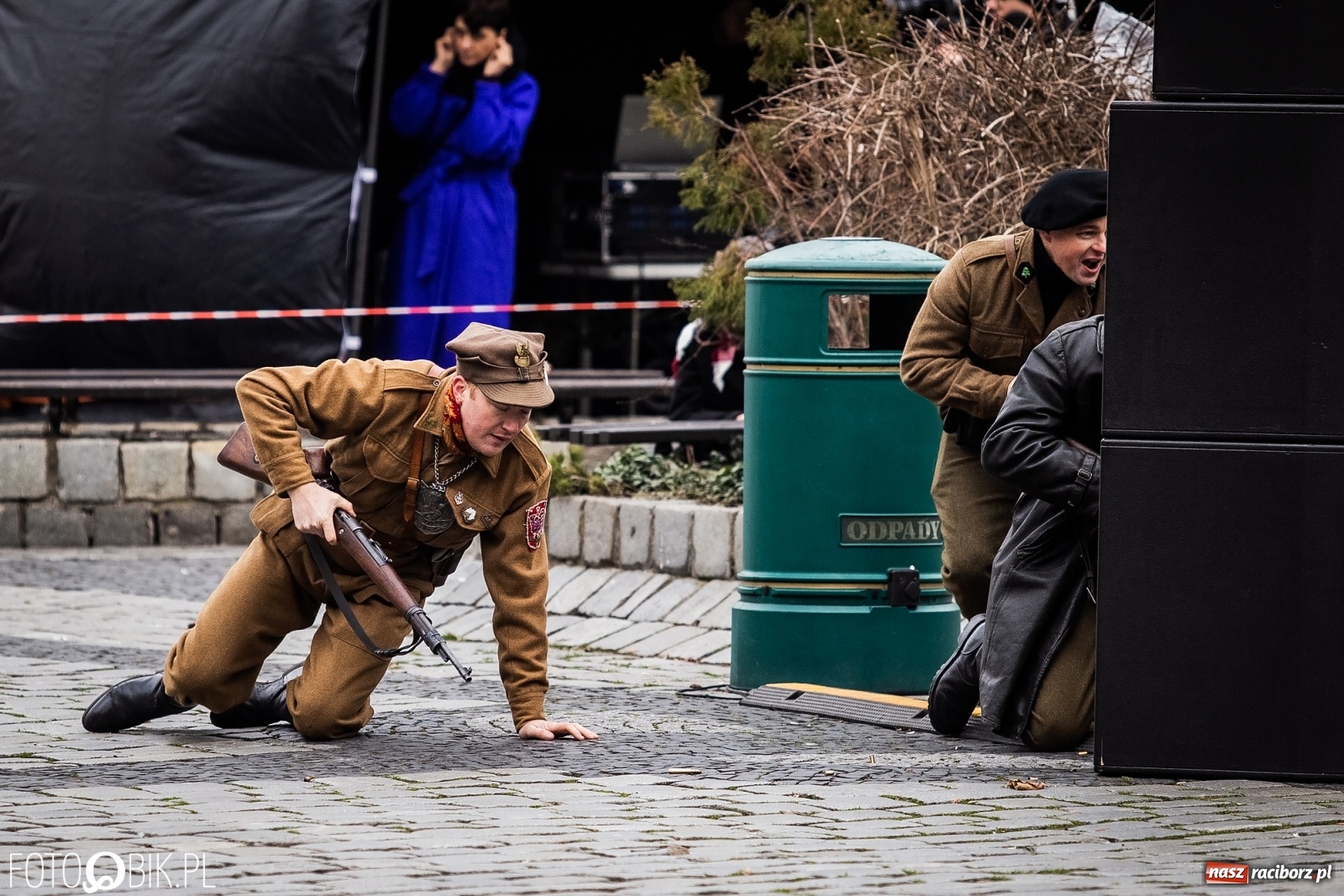 Zdjęcie w galerii na portalu naszraciborz.pl: Strzały na Rynku. Pokazano odbicie polskich więźniów z rąk Urzędu Bezpieczeństwa [WIDEO] wiadomości z regionu