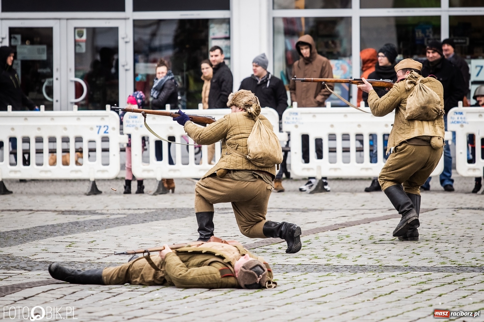 Zdjęcie w galerii na portalu naszraciborz.pl: Strzały na Rynku. Pokazano odbicie polskich więźniów z rąk Urzędu Bezpieczeństwa [WIDEO] wiadomości z regionu