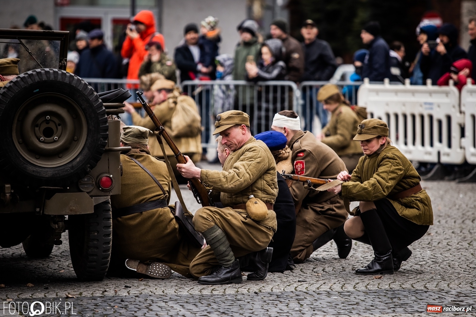 Zdjęcie w galerii na portalu naszraciborz.pl: Strzały na Rynku. Pokazano odbicie polskich więźniów z rąk Urzędu Bezpieczeństwa [WIDEO] wiadomości z regionu