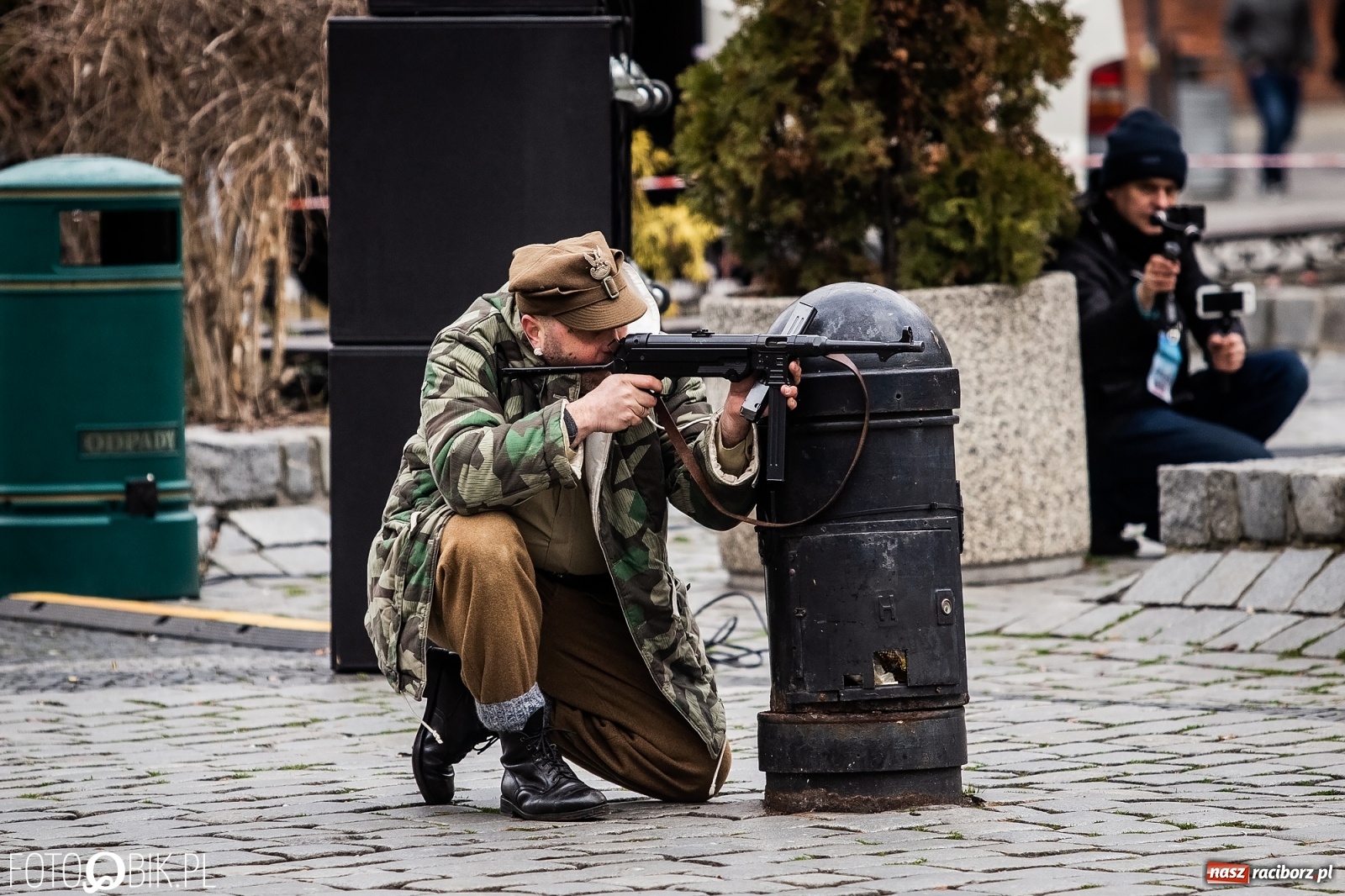 Zdjęcie w galerii na portalu naszraciborz.pl: Strzały na Rynku. Pokazano odbicie polskich więźniów z rąk Urzędu Bezpieczeństwa [WIDEO] wiadomości z regionu