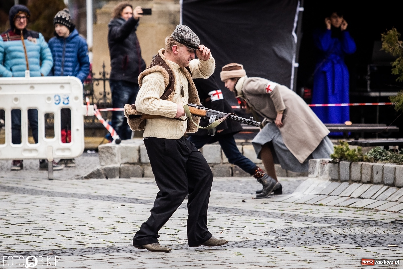 Zdjęcie w galerii na portalu naszraciborz.pl: Strzały na Rynku. Pokazano odbicie polskich więźniów z rąk Urzędu Bezpieczeństwa [WIDEO] wiadomości z regionu