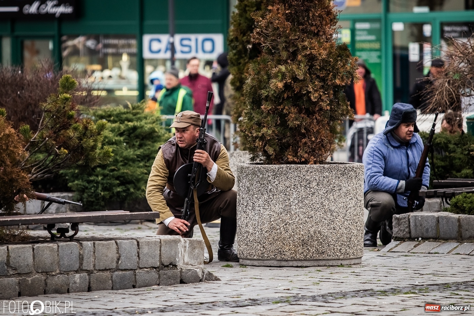 Zdjęcie w galerii na portalu naszraciborz.pl: Strzały na Rynku. Pokazano odbicie polskich więźniów z rąk Urzędu Bezpieczeństwa [WIDEO] wiadomości z regionu