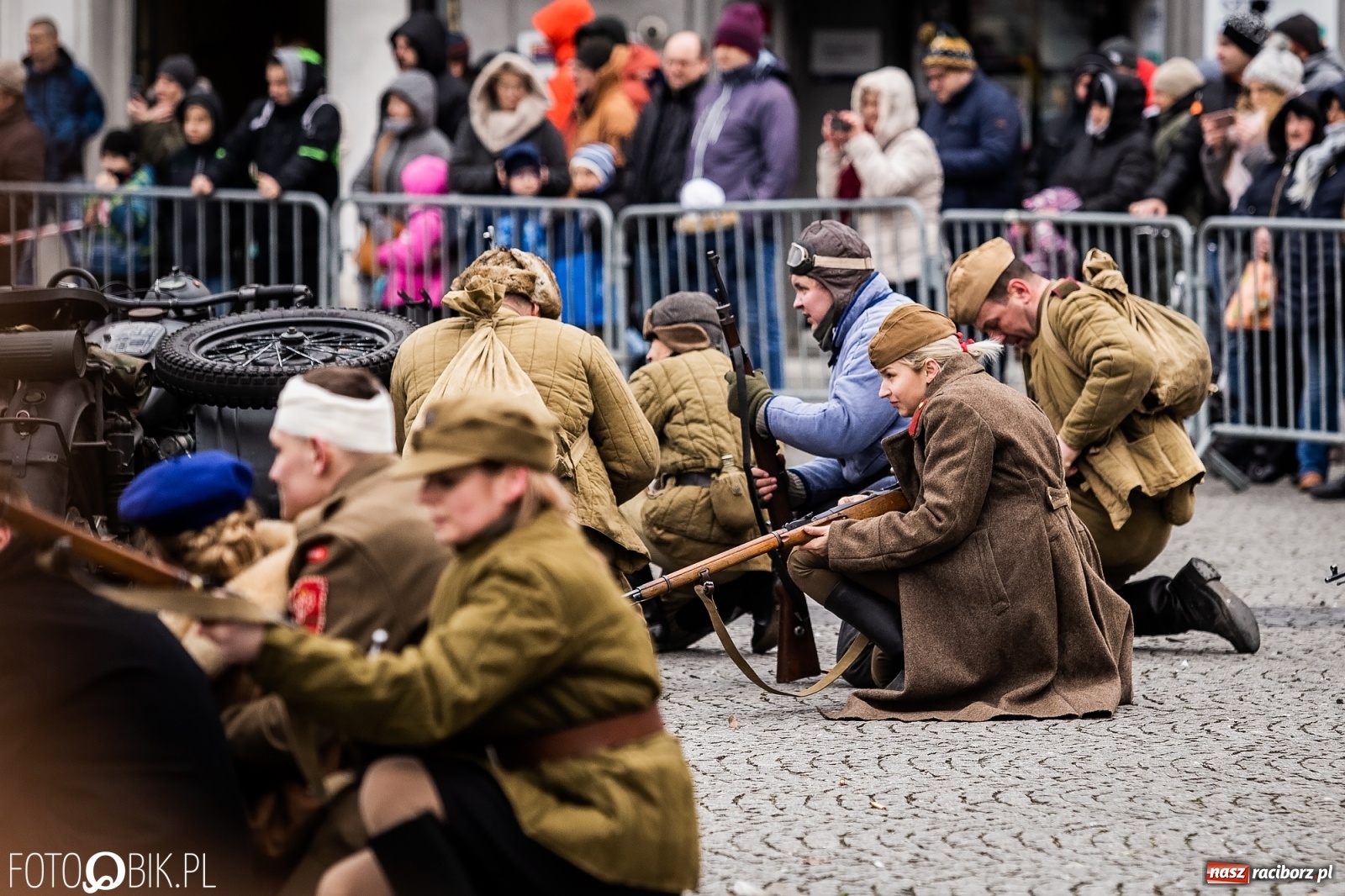 Zdjęcie w galerii na portalu naszraciborz.pl: Strzały na Rynku. Pokazano odbicie polskich więźniów z rąk Urzędu Bezpieczeństwa [WIDEO] wiadomości z regionu