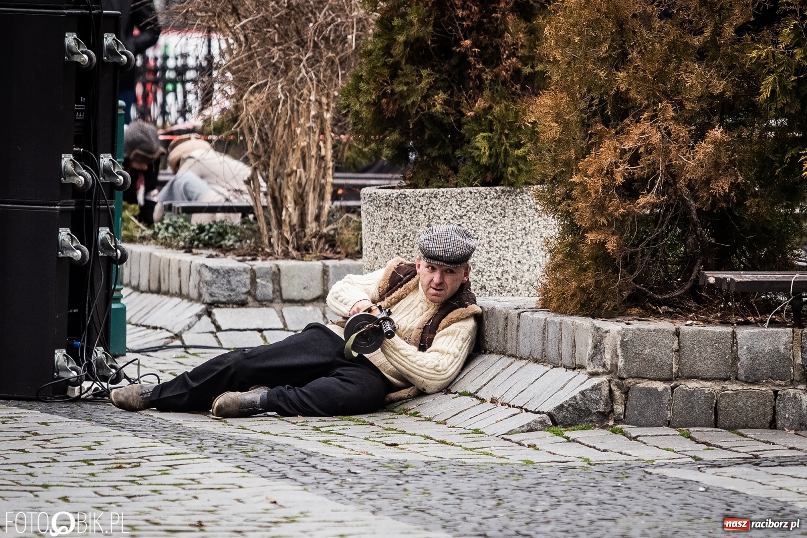Zdjęcie w galerii na portalu naszraciborz.pl: Strzały na Rynku. Pokazano odbicie polskich więźniów z rąk Urzędu Bezpieczeństwa [WIDEO] wiadomości z regionu