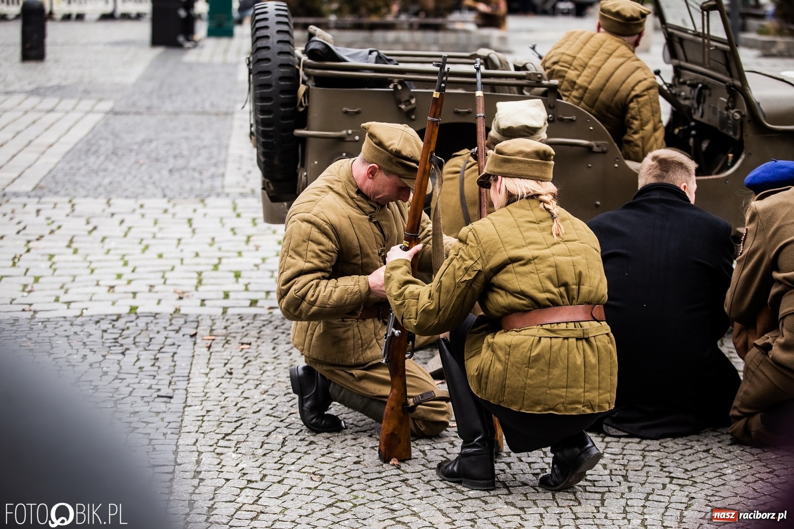 Zdjęcie w galerii na portalu naszraciborz.pl: Strzały na Rynku. Pokazano odbicie polskich więźniów z rąk Urzędu Bezpieczeństwa [WIDEO] wiadomości z regionu