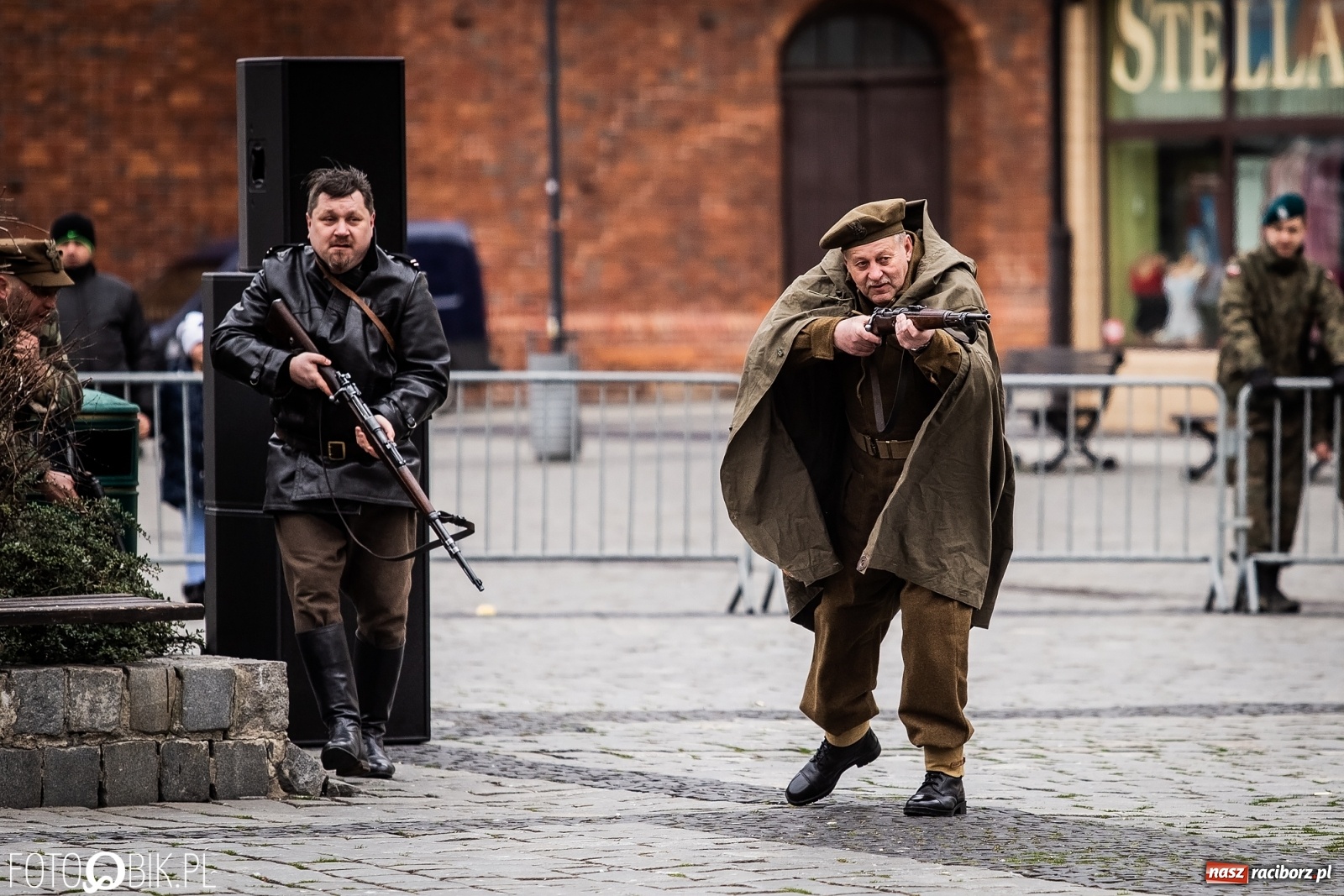 Zdjęcie w galerii na portalu naszraciborz.pl: Strzały na Rynku. Pokazano odbicie polskich więźniów z rąk Urzędu Bezpieczeństwa [WIDEO] wiadomości z regionu