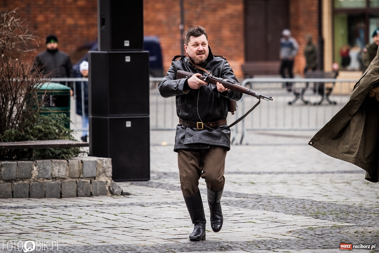 Zdjęcie w galerii na portalu naszraciborz.pl: Strzały na Rynku. Pokazano odbicie polskich więźniów z rąk Urzędu Bezpieczeństwa [WIDEO] wiadomości z regionu