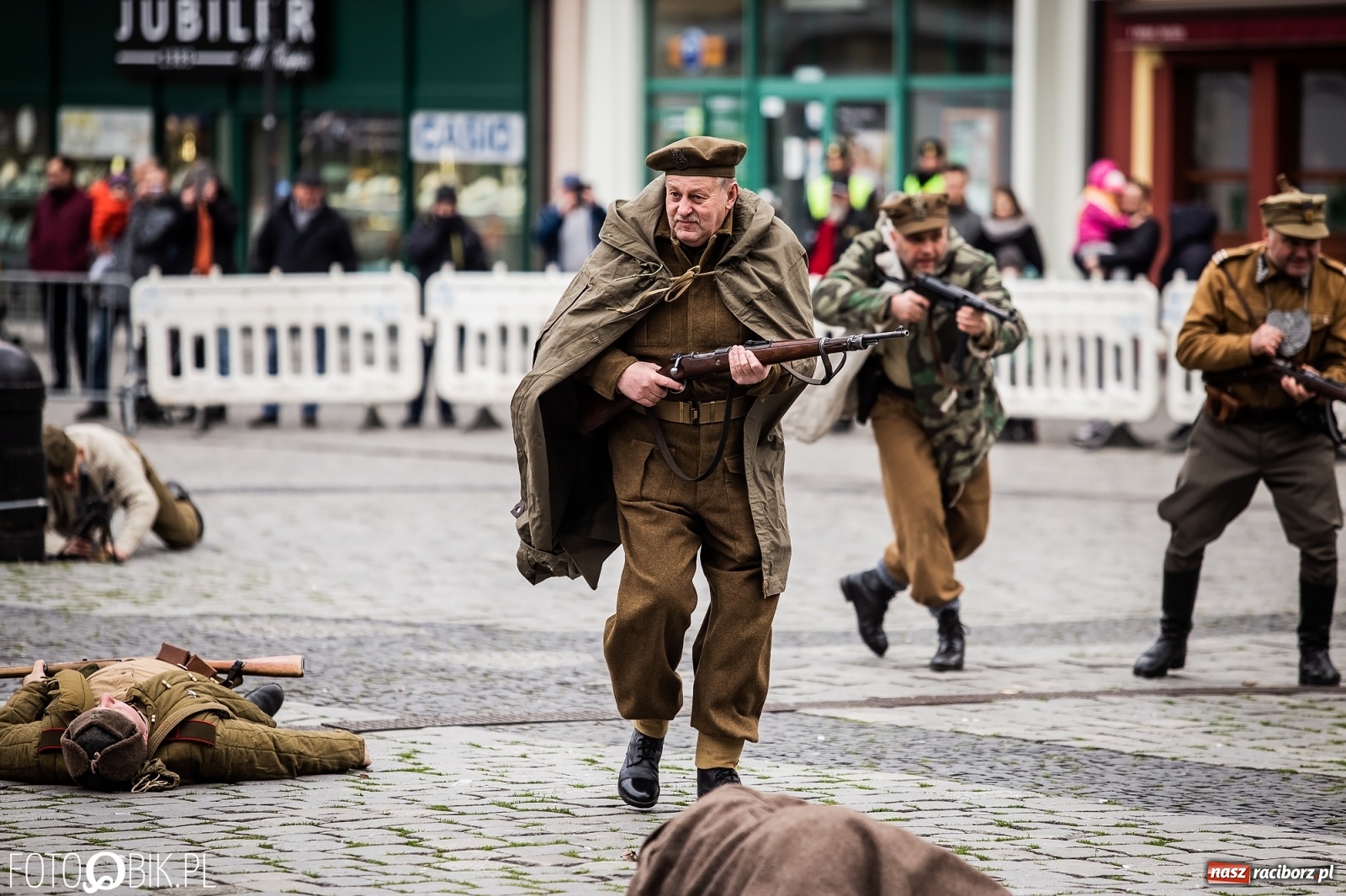 Zdjęcie w galerii na portalu naszraciborz.pl: Strzały na Rynku. Pokazano odbicie polskich więźniów z rąk Urzędu Bezpieczeństwa [WIDEO] wiadomości z regionu