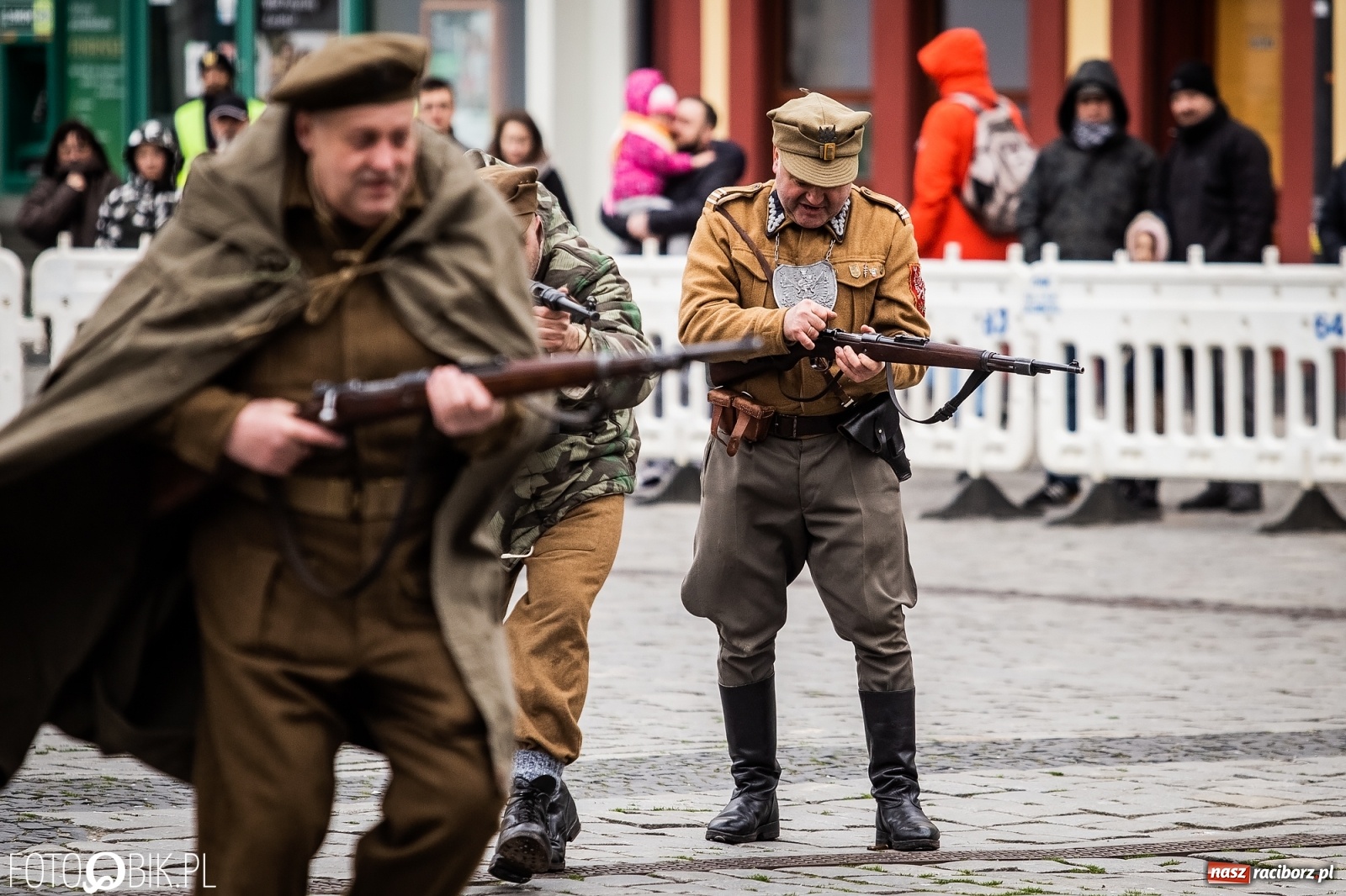 Zdjęcie w galerii na portalu naszraciborz.pl: Strzały na Rynku. Pokazano odbicie polskich więźniów z rąk Urzędu Bezpieczeństwa [WIDEO] wiadomości z regionu