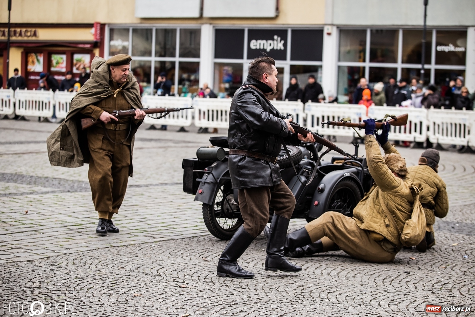 Zdjęcie w galerii na portalu naszraciborz.pl: Strzały na Rynku. Pokazano odbicie polskich więźniów z rąk Urzędu Bezpieczeństwa [WIDEO] wiadomości z regionu