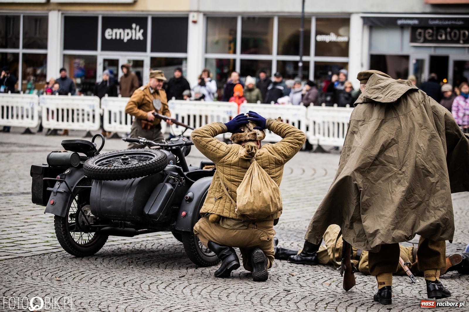 Zdjęcie w galerii na portalu naszraciborz.pl: Strzały na Rynku. Pokazano odbicie polskich więźniów z rąk Urzędu Bezpieczeństwa [WIDEO] wiadomości z regionu