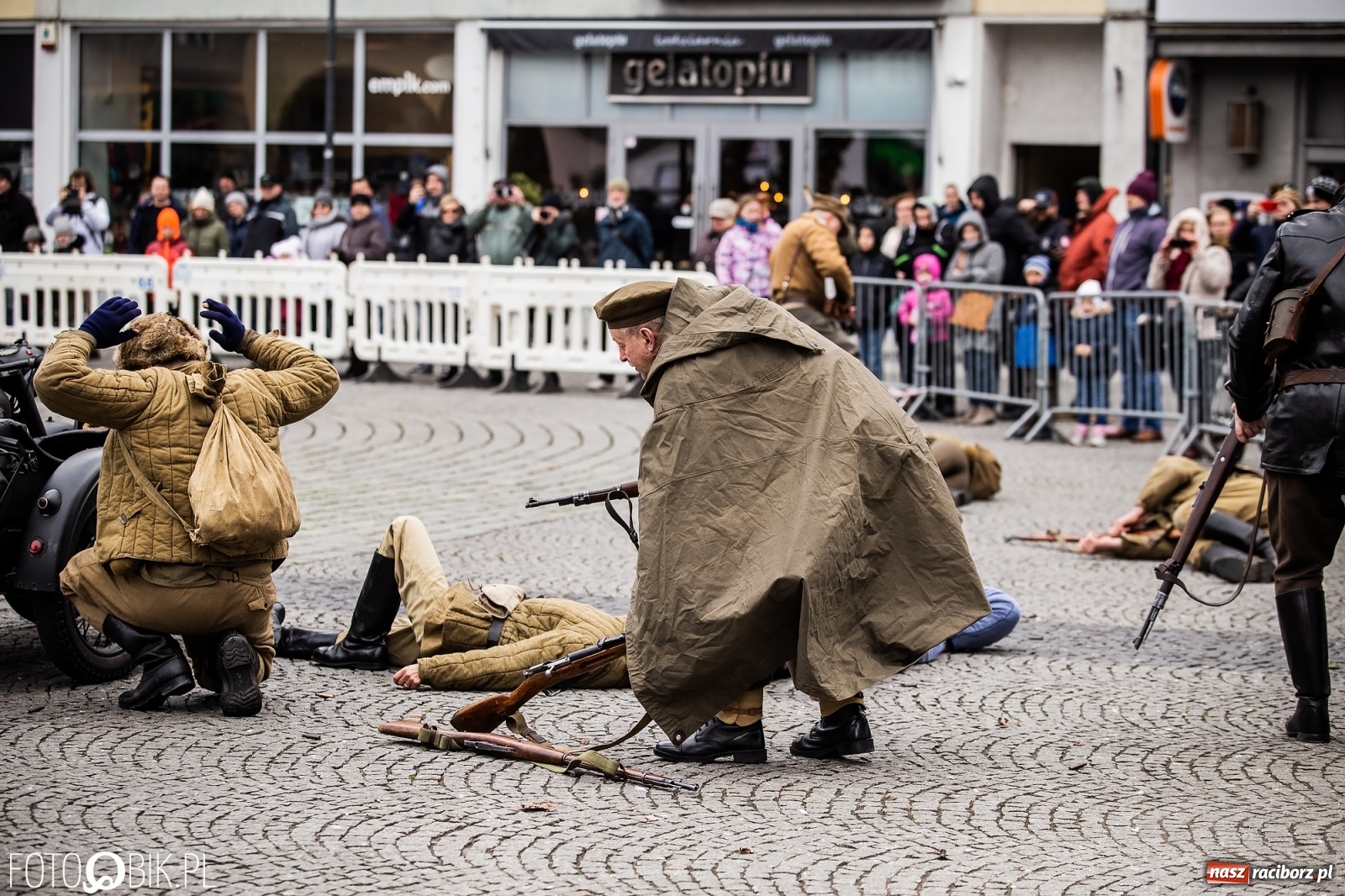 Zdjęcie w galerii na portalu naszraciborz.pl: Strzały na Rynku. Pokazano odbicie polskich więźniów z rąk Urzędu Bezpieczeństwa [WIDEO] wiadomości z regionu