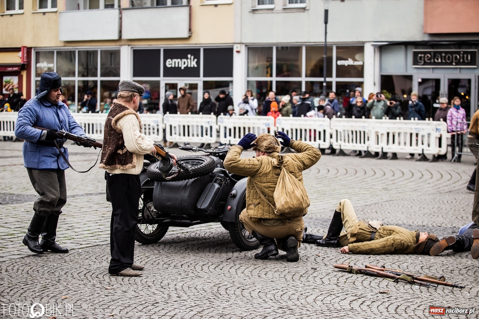 Zdjęcie w galerii na portalu naszraciborz.pl: Strzały na Rynku. Pokazano odbicie polskich więźniów z rąk Urzędu Bezpieczeństwa [WIDEO] wiadomości z regionu
