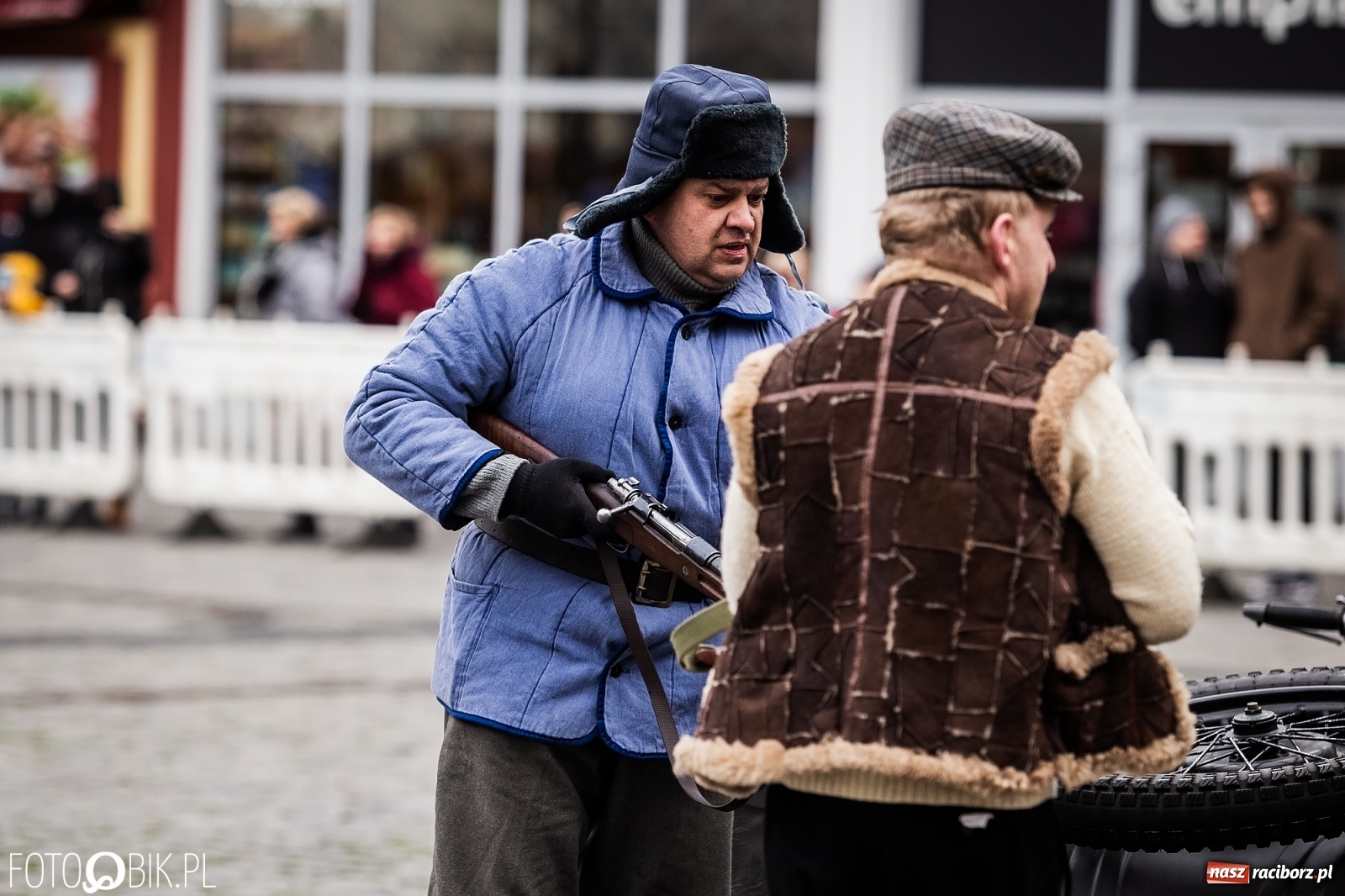 Zdjęcie w galerii na portalu naszraciborz.pl: Strzały na Rynku. Pokazano odbicie polskich więźniów z rąk Urzędu Bezpieczeństwa [WIDEO] wiadomości z regionu