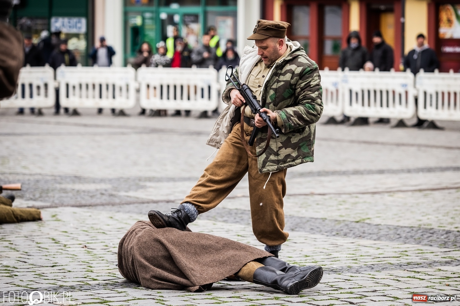 Zdjęcie w galerii na portalu naszraciborz.pl: Strzały na Rynku. Pokazano odbicie polskich więźniów z rąk Urzędu Bezpieczeństwa [WIDEO] wiadomości z regionu